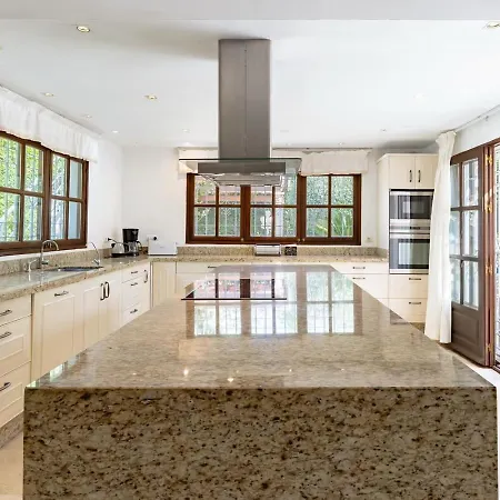 Exclusive Palmeras Puerto Banus With Heated Private Swimming Pool, Marbella, Spain Вілла *