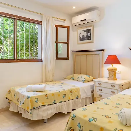 Exclusive Palmeras Puerto Banus With Heated Private Swimming Pool, Marbella, Spain Villa Marbella