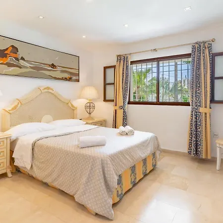 וילה Exclusive Palmeras Puerto Banus With Heated Private Swimming Pool, Marbella, Spain מארבלה