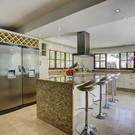 Exclusive Palmeras Puerto Banus With Heated Private Swimming Pool, Marbella, Spain Villa