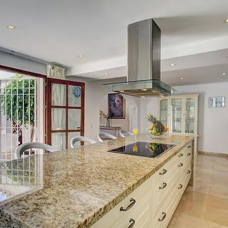 Villa Exclusive Palmeras Puerto Banus With Heated Private Swimming Pool, Marbella, Spain Marbella