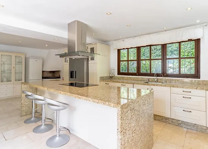 Exclusive Palmeras Puerto Banus With Heated Private Swimming Pool, Marbella, Spain 마르베야